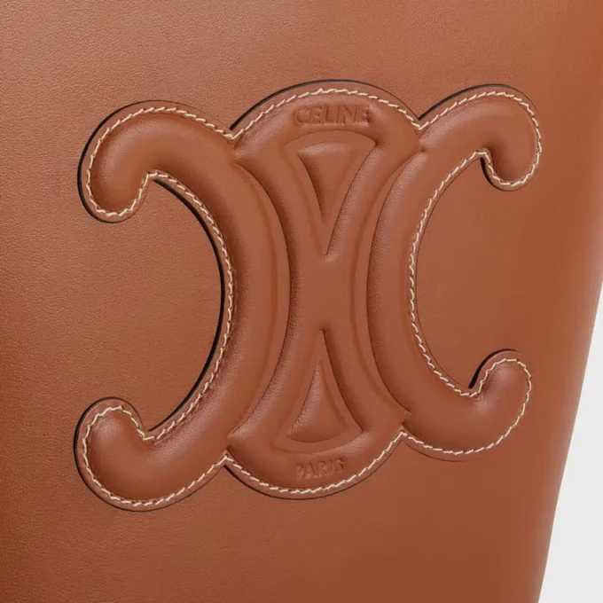 Bolso pequeño tipo cubo Cuir Triomphe en piel de becerro lisa Bolso pequeño tipo cubo Cuir Triomphe en piel de becerro lisa