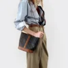 Bolso pequeño tipo cubo en Triomphe Canvas y piel de becerro Bolso pequeño tipo cubo en Triomphe Canvas y piel de becerro
