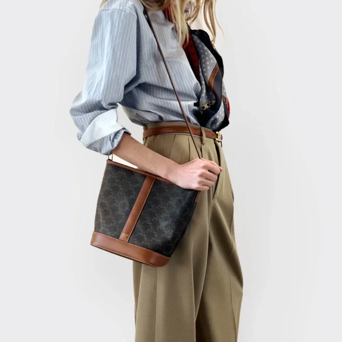 Bolso pequeño tipo cubo en Triomphe Canvas y piel de becerro Bolso pequeño tipo cubo en Triomphe Canvas y piel de becerro
