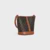Bolso pequeño tipo cubo en Triomphe Canvas y piel de becerro Bolso pequeño tipo cubo en Triomphe Canvas y piel de becerro