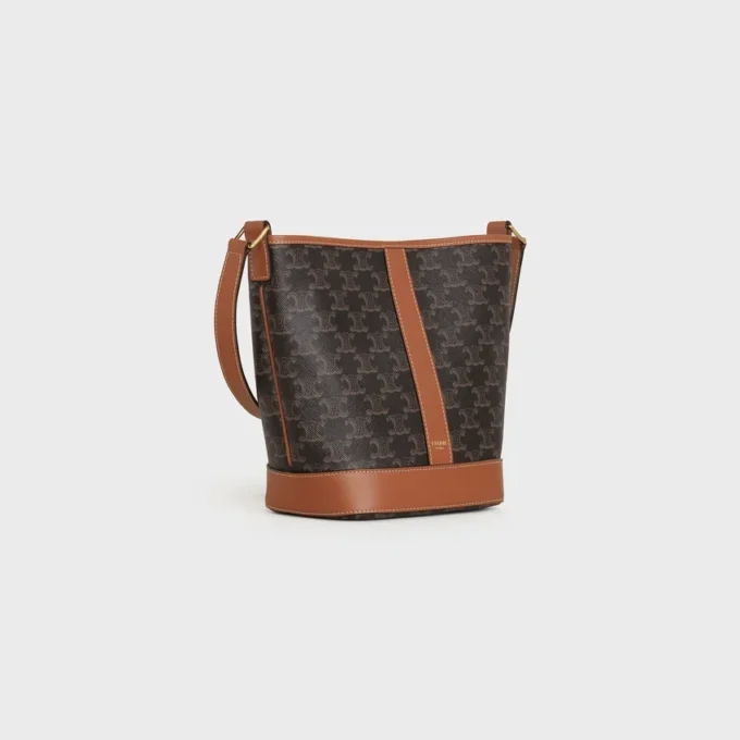 Bolso pequeño tipo cubo en Triomphe Canvas y piel de becerro Bolso pequeño tipo cubo en Triomphe Canvas y piel de becerro