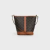 Bolso pequeño tipo cubo en Triomphe Canvas y piel de becerro Bolso pequeño tipo cubo en Triomphe Canvas y piel de becerro