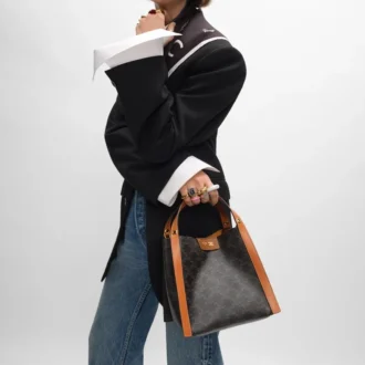 Bolso pequeño tipo cubo en Triomphe Canvas y piel de becerro natural