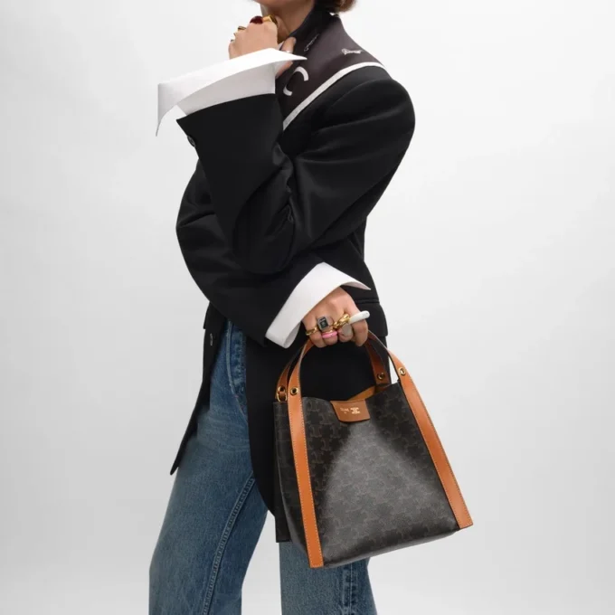 Bolso pequeño tipo cubo en Triomphe Canvas y piel de becerro natural Bolso pequeño tipo cubo en Triomphe Canvas y piel de becerro natural