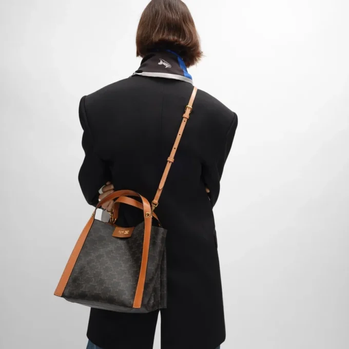 Bolso pequeño tipo cubo en Triomphe Canvas y piel de becerro natural Bolso pequeño tipo cubo en Triomphe Canvas y piel de becerro natural