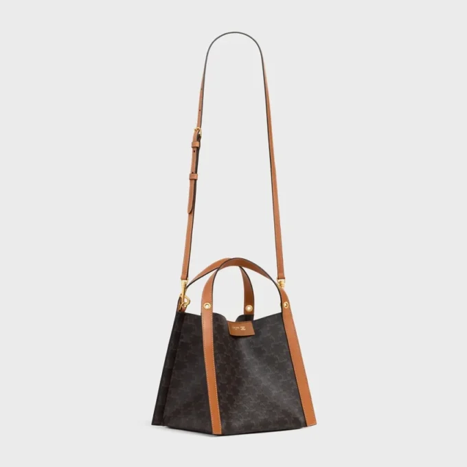 Bolso pequeño tipo cubo en Triomphe Canvas y piel de becerro natural Bolso pequeño tipo cubo en Triomphe Canvas y piel de becerro natural