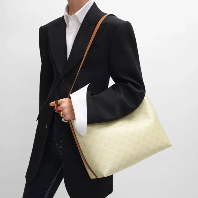 Bolso shopper blando en Triomphe Canvas y piel de becerro Bolso shopper blando en Triomphe Canvas y piel de becerro