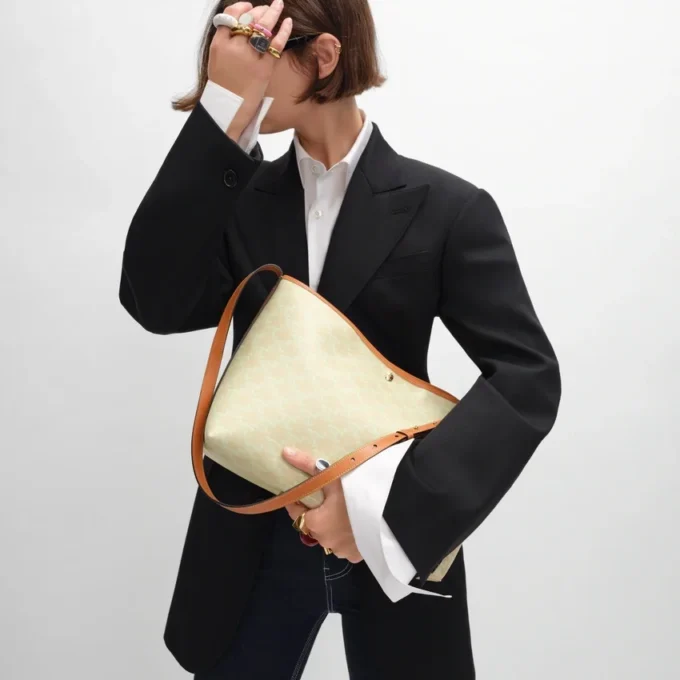 Bolso shopper blando en Triomphe Canvas y piel de becerro Bolso shopper blando en Triomphe Canvas y piel de becerro
