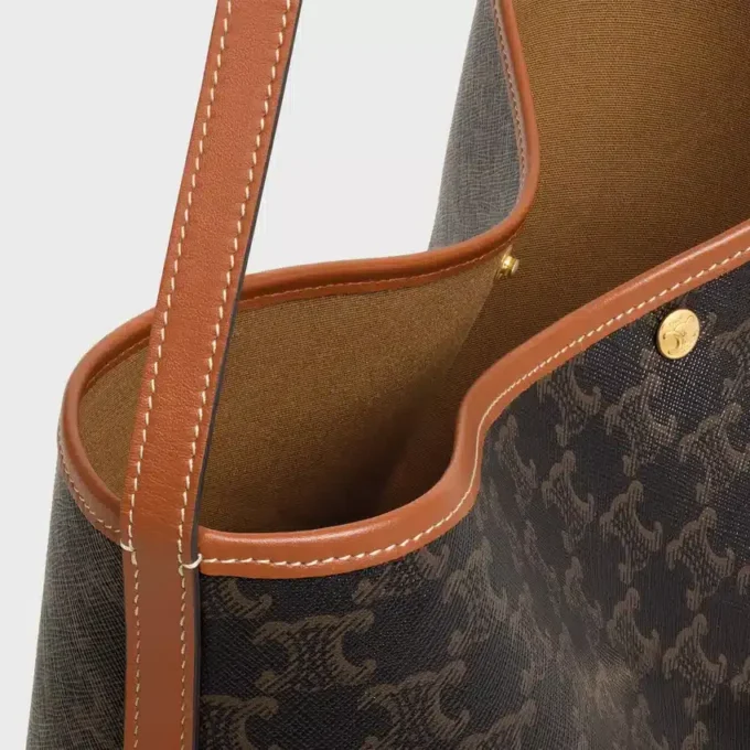 Bolso shopper blando en Triomphe Canvas y piel de becerro Bolso shopper blando en Triomphe Canvas y piel de becerro