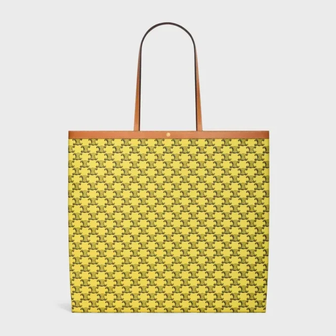 Bolso shopper grande y plano en Triomphe Canvas Bolso shopper grande y plano en Triomphe Canvas