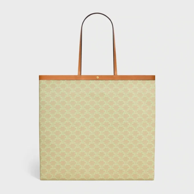 Bolso shopper grande y plano en Triomphe Canvas Bolso shopper grande y plano en Triomphe Canvas