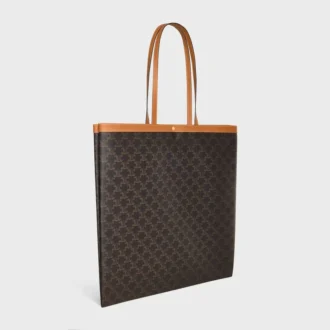 Bolso shopper grande y plano en Triomphe Canvas Bolso shopper grande y plano en Triomphe Canvas