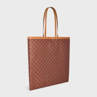 Bolso shopper grande y plano en Triomphe Canvas Bolso shopper grande y plano en Triomphe Canvas