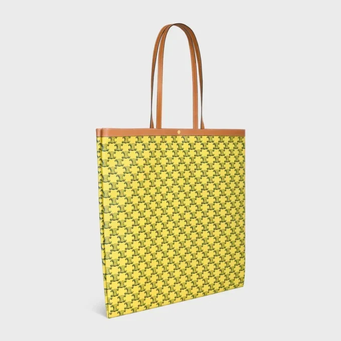 Bolso shopper grande y plano en Triomphe Canvas Bolso shopper grande y plano en Triomphe Canvas