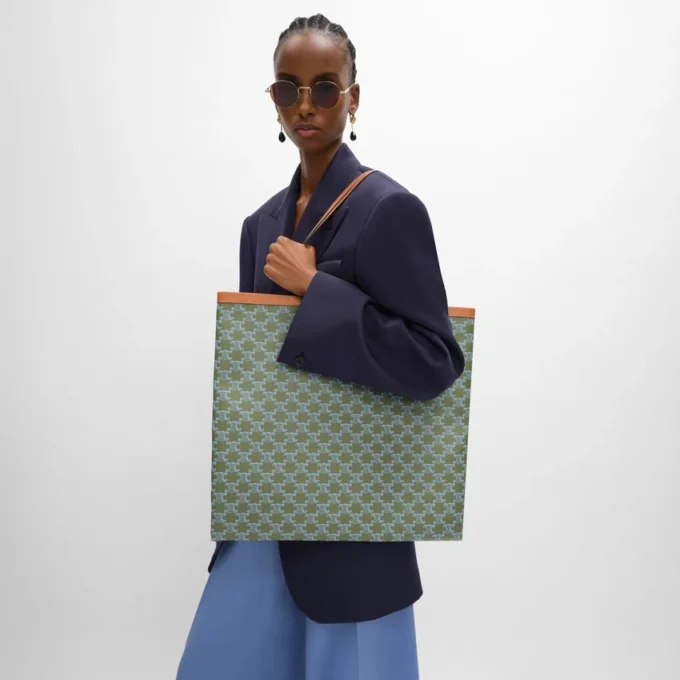 Bolso shopper grande y plano en Triomphe Canvas Bolso shopper grande y plano en Triomphe Canvas