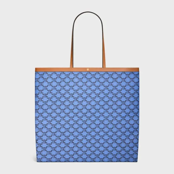 Bolso shopper grande y plano en Triomphe Canvas Bolso shopper grande y plano en Triomphe Canvas