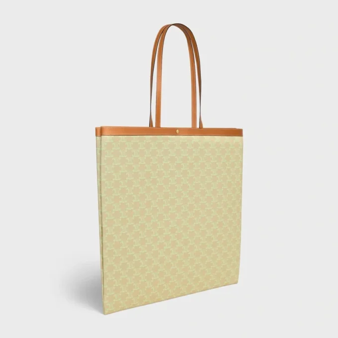 Bolso shopper grande y plano en Triomphe Canvas Bolso shopper grande y plano en Triomphe Canvas