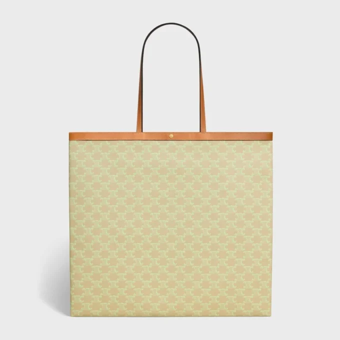 Bolso shopper grande y plano en Triomphe Canvas Bolso shopper grande y plano en Triomphe Canvas