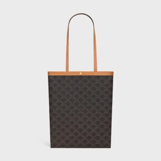 Bolso shopper plano mediano en Triomphe Canvas Bolso shopper plano mediano en Triomphe Canvas
