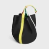 Bolso tipo cubo grande en piel de becerro lisa Bolso tipo cubo grande en piel de becerro lisa