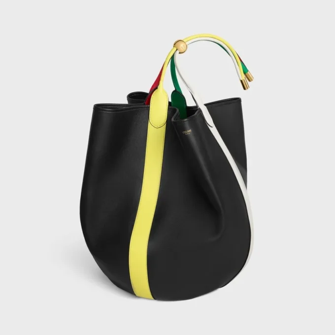 Bolso tipo cubo grande en piel de becerro lisa Bolso tipo cubo grande en piel de becerro lisa