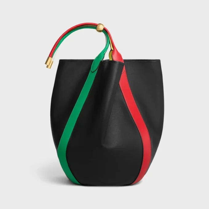 Bolso tipo cubo grande en piel de becerro lisa Bolso tipo cubo grande en piel de becerro lisa