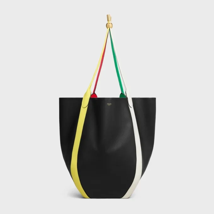 Bolso tipo cubo grande en piel de becerro lisa Bolso tipo cubo grande en piel de becerro lisa