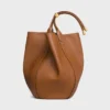 Bolso tipo cubo grande en piel de becerro suave y flexible Bolso tipo cubo grande en piel de becerro suave y flexible
