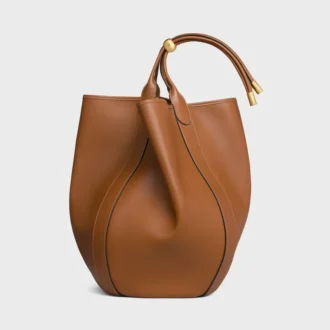 Bolso tipo cubo grande en piel de becerro suave y flexible Bolso tipo cubo grande en piel de becerro suave y flexible