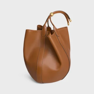 Bolso tipo cubo grande en piel de becerro suave y flexible Bolso tipo cubo grande en piel de becerro suave y flexible