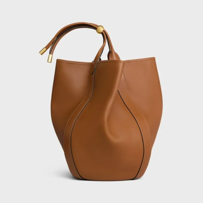 Bolso tipo cubo grande en piel de becerro suave y flexible Bolso tipo cubo grande en piel de becerro suave y flexible