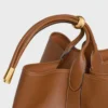 Bolso tipo cubo grande en piel de becerro suave y flexible Bolso tipo cubo grande en piel de becerro suave y flexible