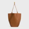 Bolso tipo cubo grande en piel de becerro suave y flexible Bolso tipo cubo grande en piel de becerro suave y flexible