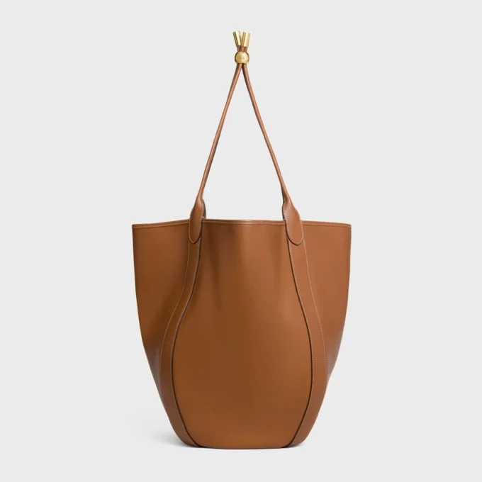 Bolso tipo cubo grande en piel de becerro suave y flexible Bolso tipo cubo grande en piel de becerro suave y flexible