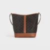 Bolso tipo cubo mediano en Triomphe Canvas y piel de becerro Bolso tipo cubo mediano en Triomphe Canvas y piel de becerro