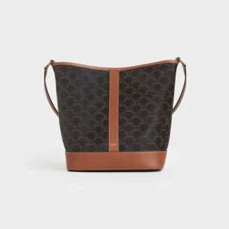 Bolso tipo cubo mediano en Triomphe Canvas y piel de becerro Bolso tipo cubo mediano en Triomphe Canvas y piel de becerro