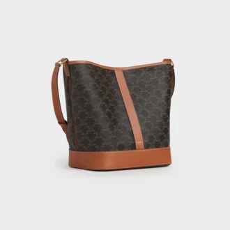 Bolso tipo cubo mediano en Triomphe Canvas y piel de becerro Bolso tipo cubo mediano en Triomphe Canvas y piel de becerro