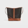 Bolso tipo cubo mediano en Triomphe Canvas y piel de becerro Bolso tipo cubo mediano en Triomphe Canvas y piel de becerro