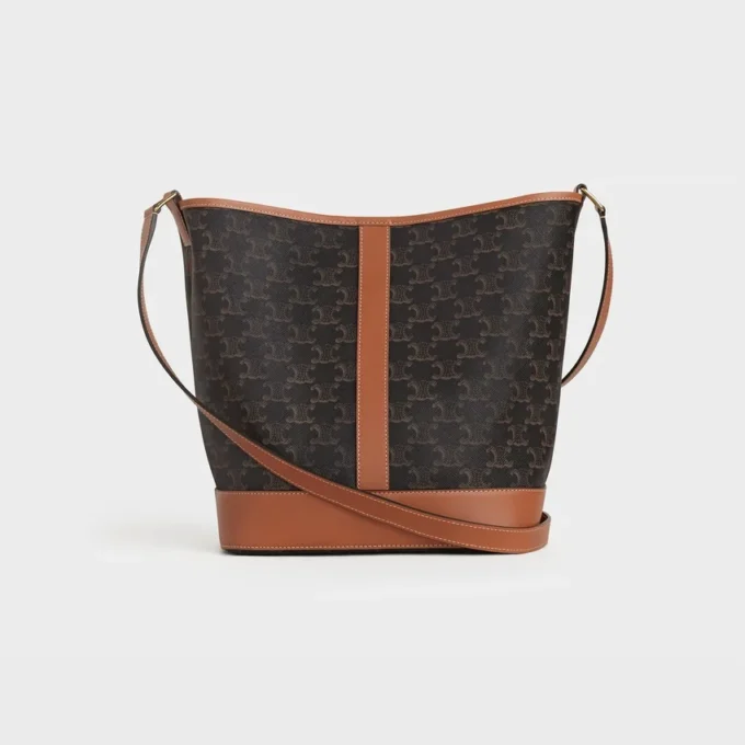 Bolso tipo cubo mediano en Triomphe Canvas y piel de becerro Bolso tipo cubo mediano en Triomphe Canvas y piel de becerro