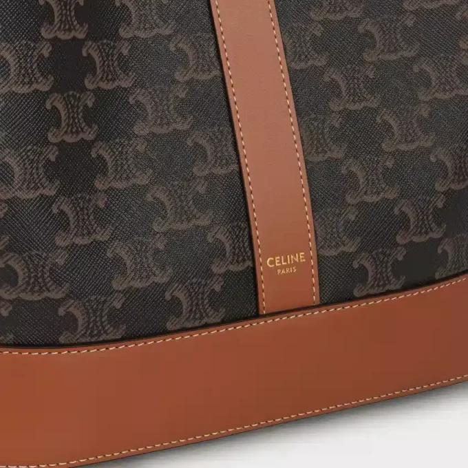Bolso tipo cubo mediano en Triomphe Canvas y piel de becerro Bolso tipo cubo mediano en Triomphe Canvas y piel de becerro