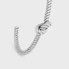 Brazalete con diseño de cordón anudado en latón con acabado de rodio