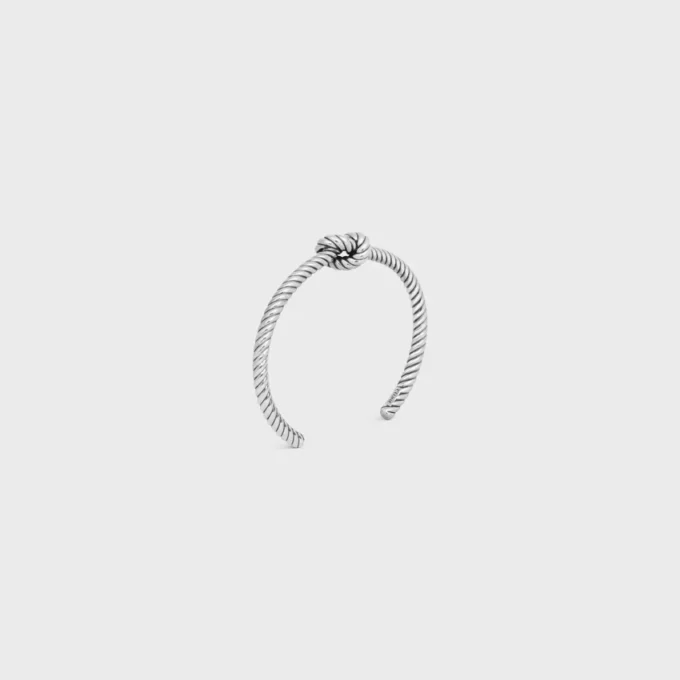 Brazalete con diseño de cordón anudado en latón con acabado de rodio