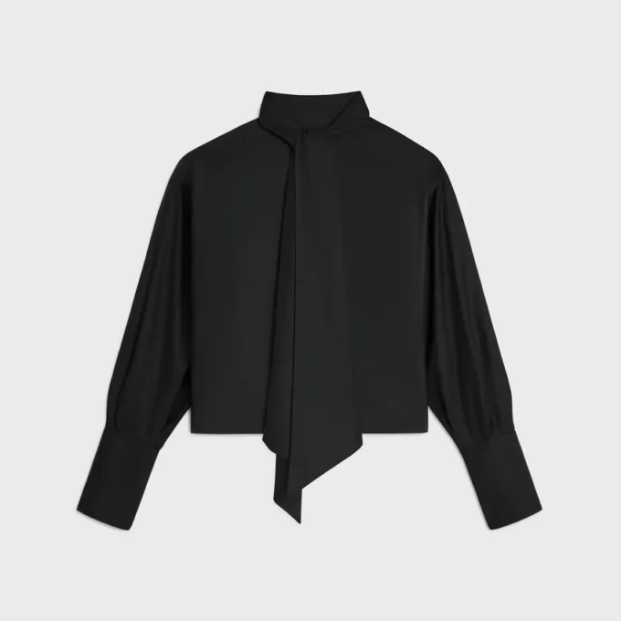 Camisa corta con cuello lavallière en sarga de seda Camisa corta con cuello lavallière en sarga de seda