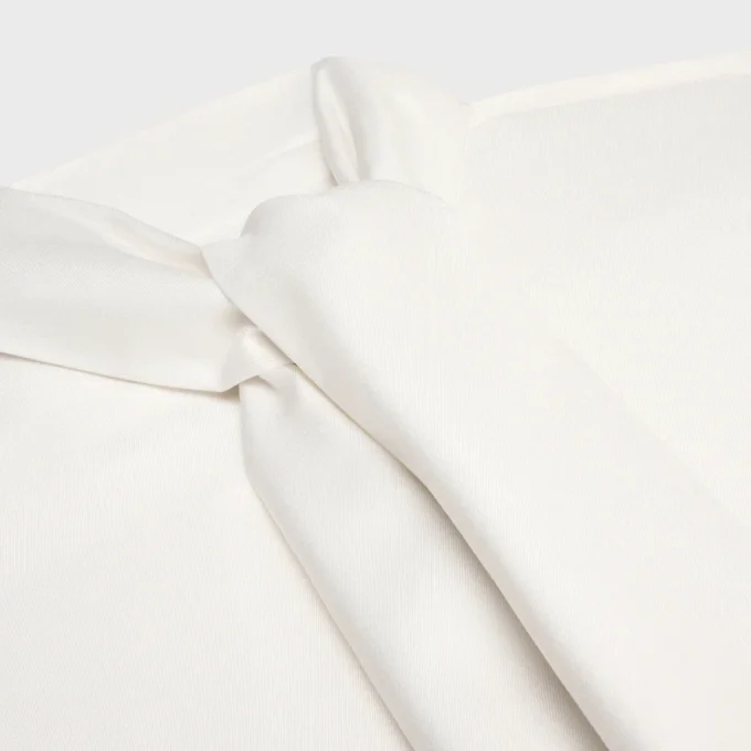 Camisa corta con cuello lavallière en sarga de seda Camisa corta con cuello lavallière en sarga de seda