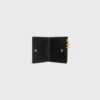 Cartera compacta Triomphe Charms en piel de becerro granulada Cartera compacta Triomphe Charms en piel de becerro granulada