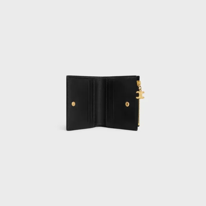 Cartera compacta Triomphe Charms en piel de becerro granulada Cartera compacta Triomphe Charms en piel de becerro granulada