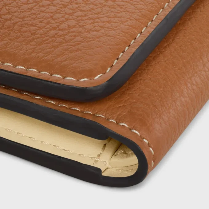 Cartera fina con estampado Triomphe en piel de becerro granulada y flexible Cartera fina con estampado Triomphe en piel de becerro granulada y flexible