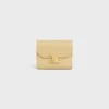 Cartera pequeña con solapa Triomphe en piel de becerro brillante Cartera pequeña con solapa Triomphe en piel de becerro brillante