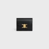Cartera pequeña con solapa Triomphe en piel de becerro brillante Cartera pequeña con solapa Triomphe en piel de becerro brillante