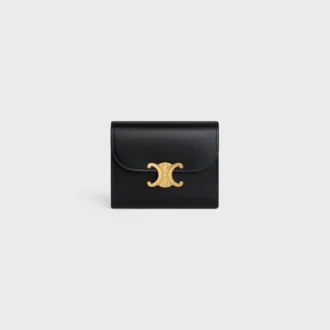 Cartera pequeña con solapa Triomphe en piel de becerro brillante Cartera pequeña con solapa Triomphe en piel de becerro brillante